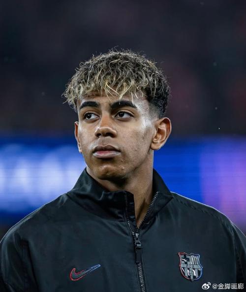 兵马未动先修发型！发型师晒照，在国家德比前为亚马尔打理发型