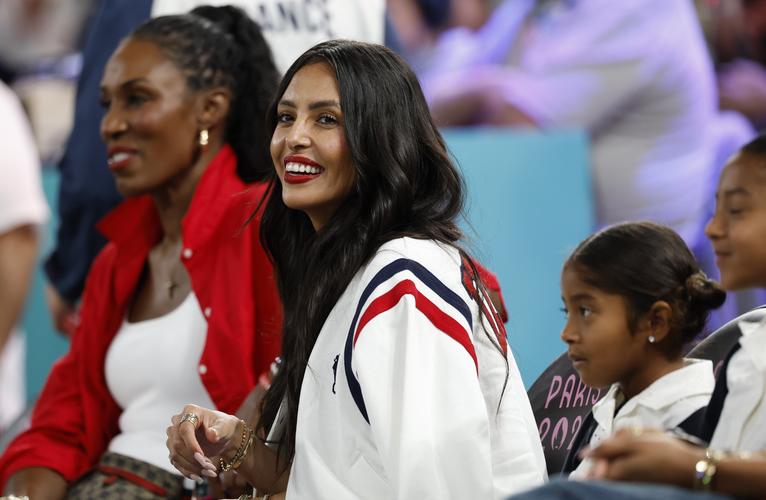 可惜主队道奇输球!瓦妮莎带着女儿观看MLB世界大赛G4