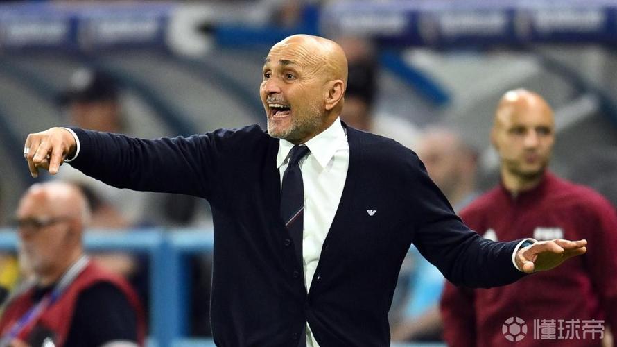 只待官宣!斯帕莱蒂抵达尤文总部,受到球迷欢迎并签名合影留念