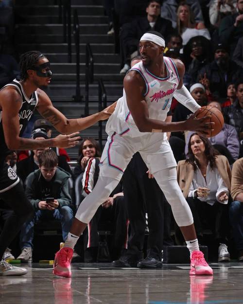 阿德巴约谈文班7尺5：联盟本就很多高大球员 记者更惊叹他的身高