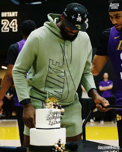 詹姆斯：18岁就能穿签名球鞋征战NBA 生涯首秀前我一直在摆弄鞋带