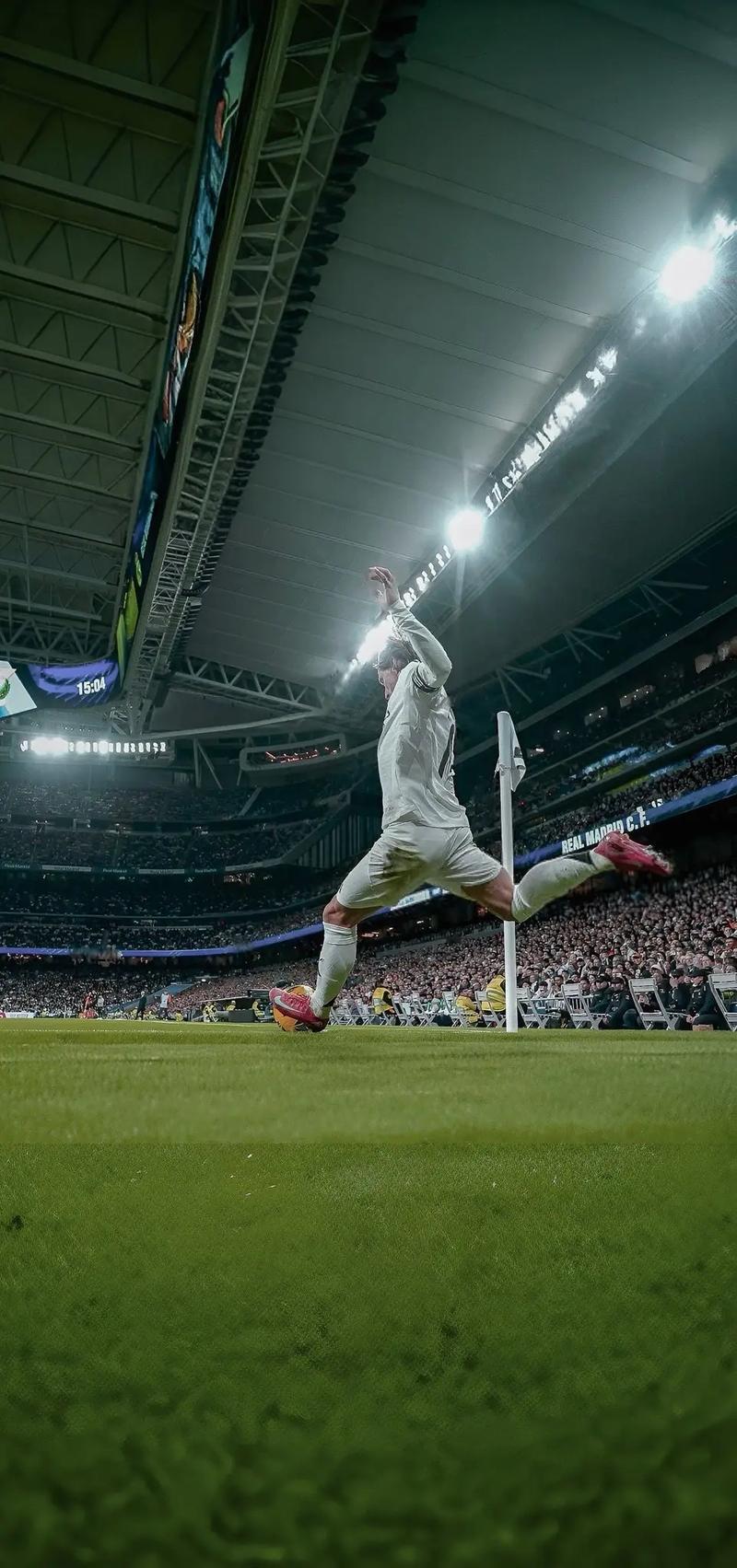 莫德里奇社媒晒照庆祝：伟大的团队胜利，我们携手继续前进！