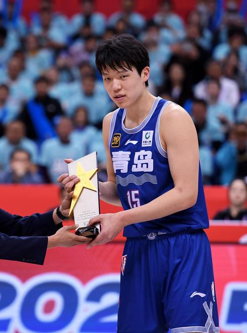 替补席远端！格兰特六犯离场&替补席一屁股坐在杨瀚森旁边