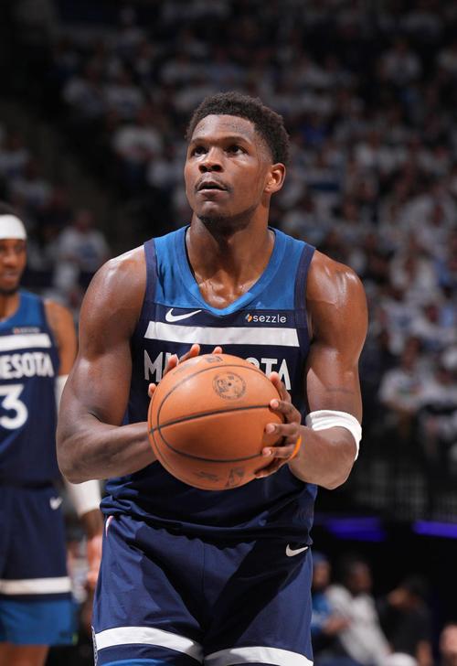 大举反击！爱德华兹三分命中 森林狼轰出16-3扳平比分