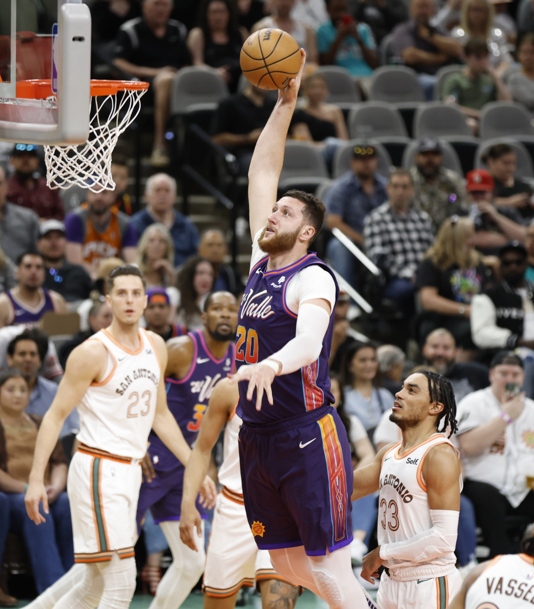 出手有点少！布克13中5得21分8板6助1断1帽 罚球11中9