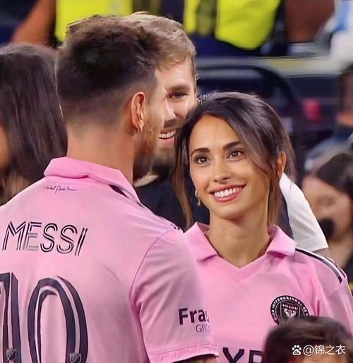 一生最重要的两个女人，梅西赛后与安东内拉和母亲亲吻🥹